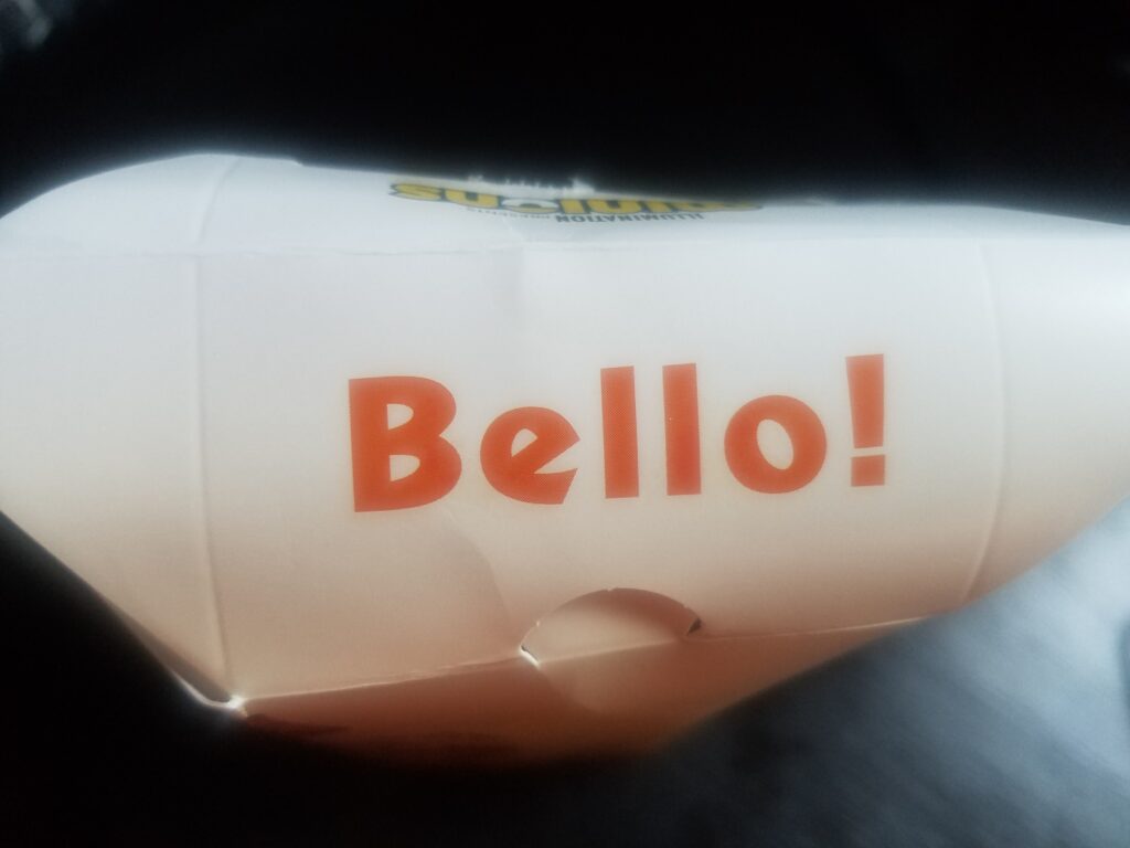 からあげクンバーベキュー味の上から見た画像。イタリア語でBello!と書いてある