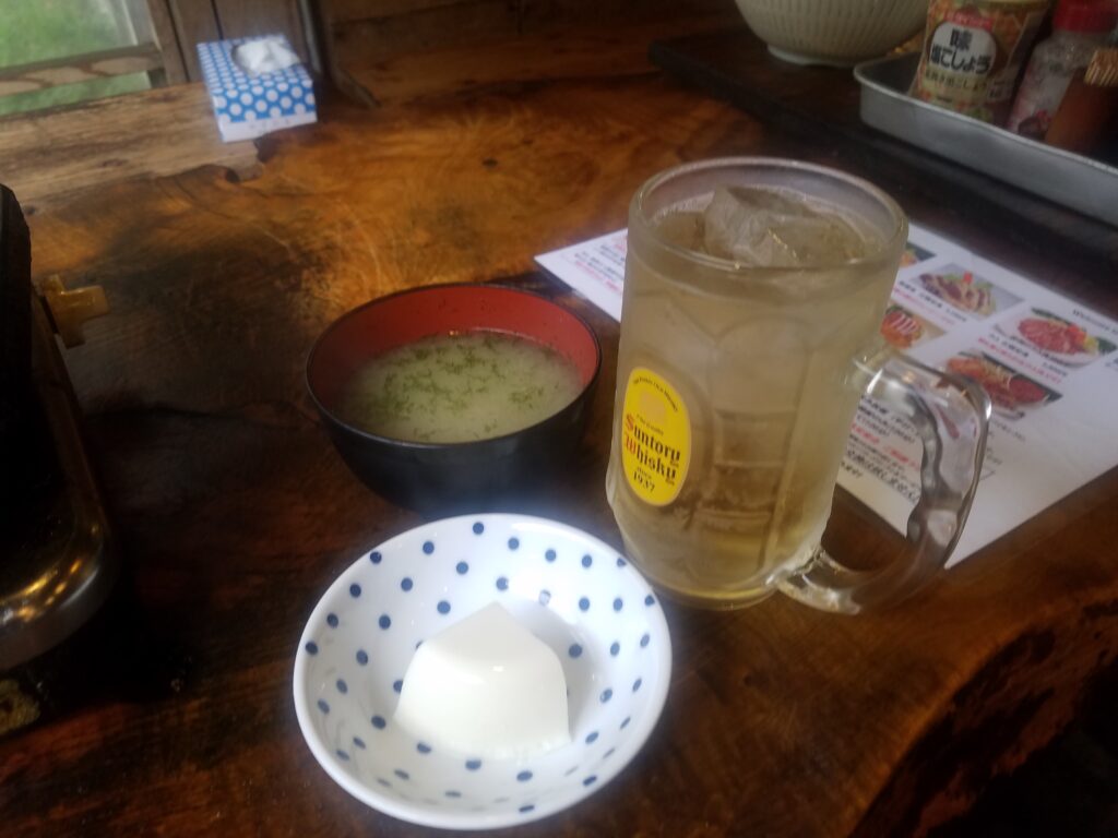 地鶏食堂の味噌汁と豆腐とハイボールの画像